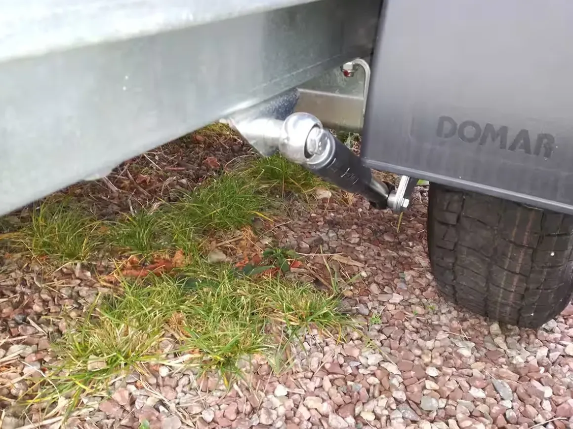 Blyss PKW Kofferanhänger 1300 kg mit 100 km/h