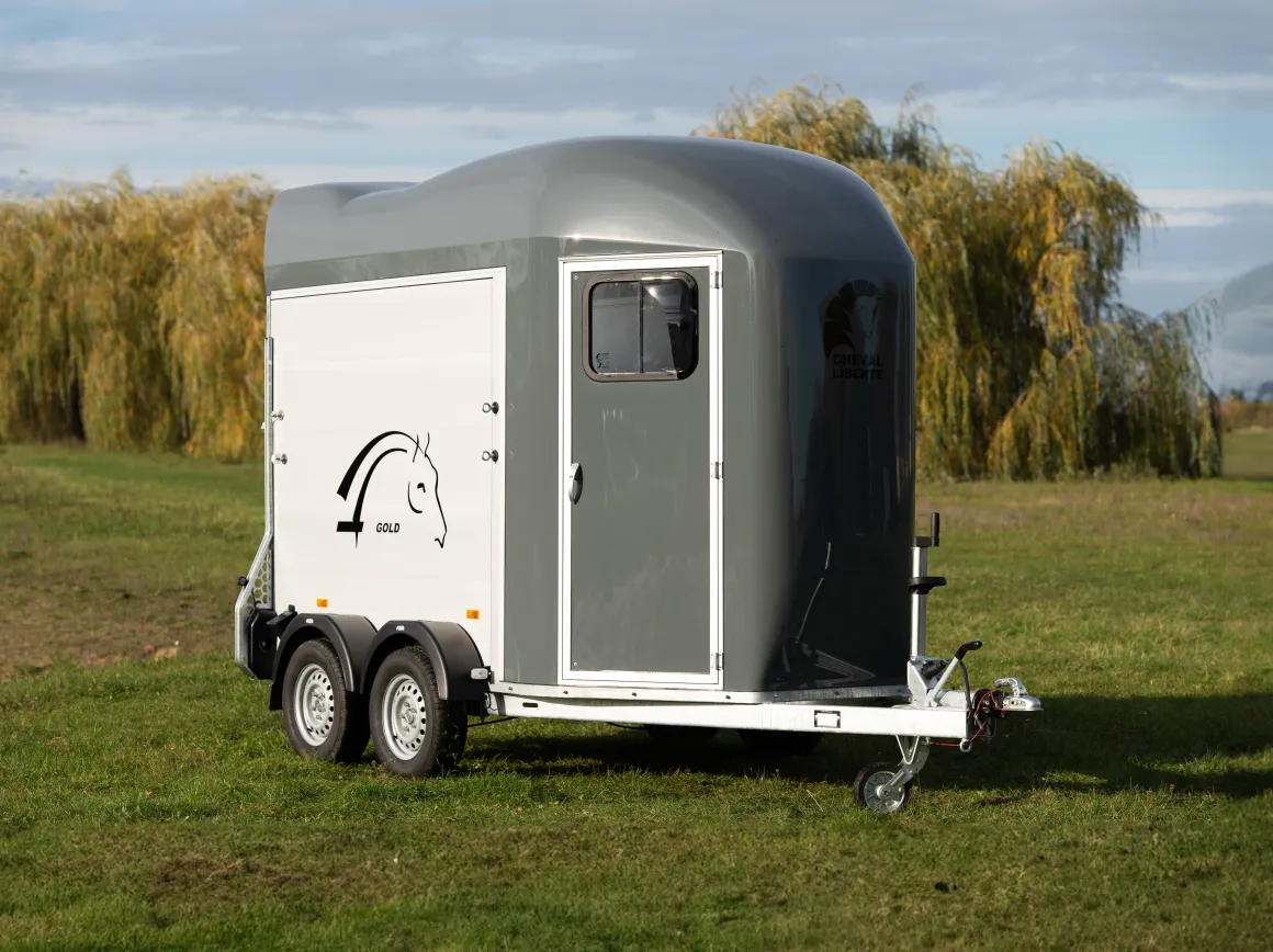 Cheval Liberté GOLD Origins Pferdeanhänger 2000 kg mit Sattelkammer Alu