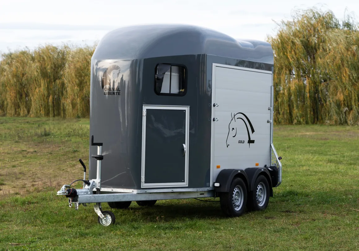 Cheval Liberté GOLD Origins Pferdeanhänger 2000 kg mit Sattelkammer Alu