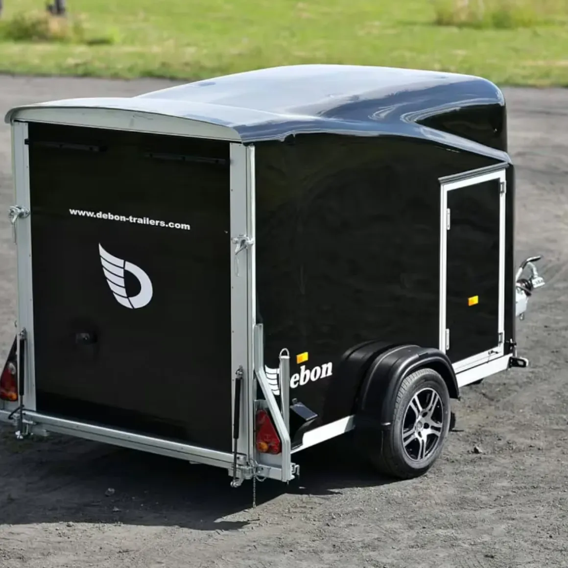 Debon Cargo Kofferanhänger 1300kg Vollpoly mit Seitentür