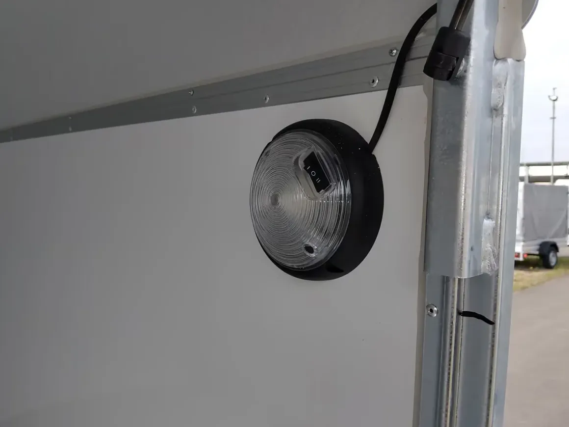 Debon C500 PKW-Kofferanhänger 2000 kg mit Seitentür