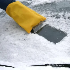 Eiskratzer mit Handschuh
