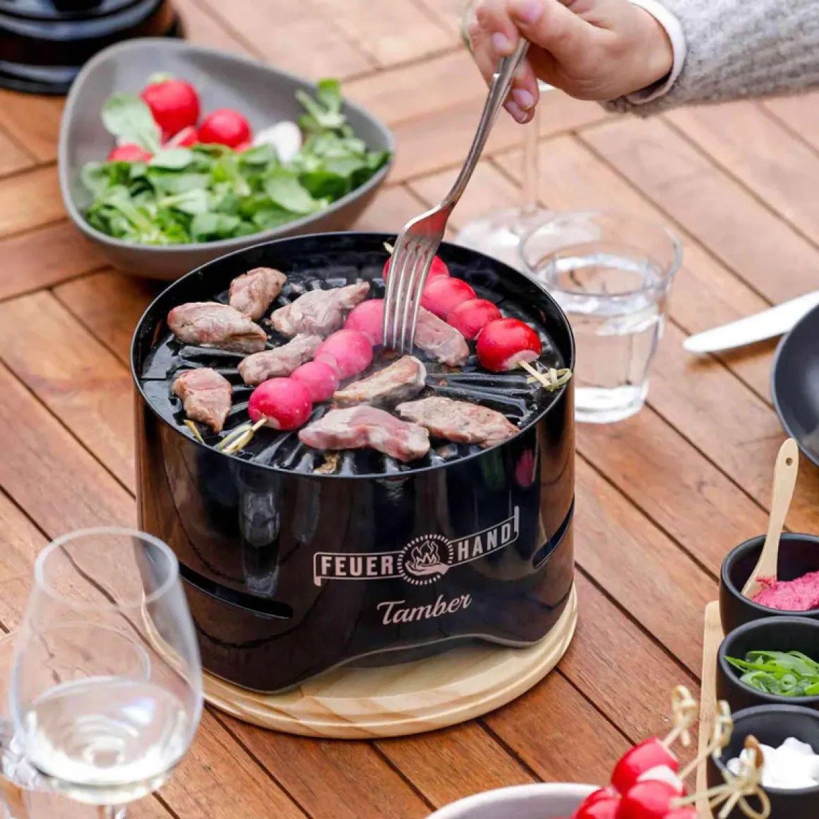 Feuerhand Tamber Tischgrill kompakter Holzekohlegrill für Balkon & Camping schwarz