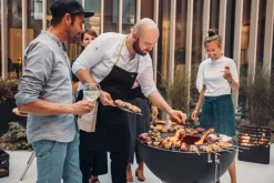 Höfats Bowl 70 Feuerschale Plancha-Grillset mit Dreibein