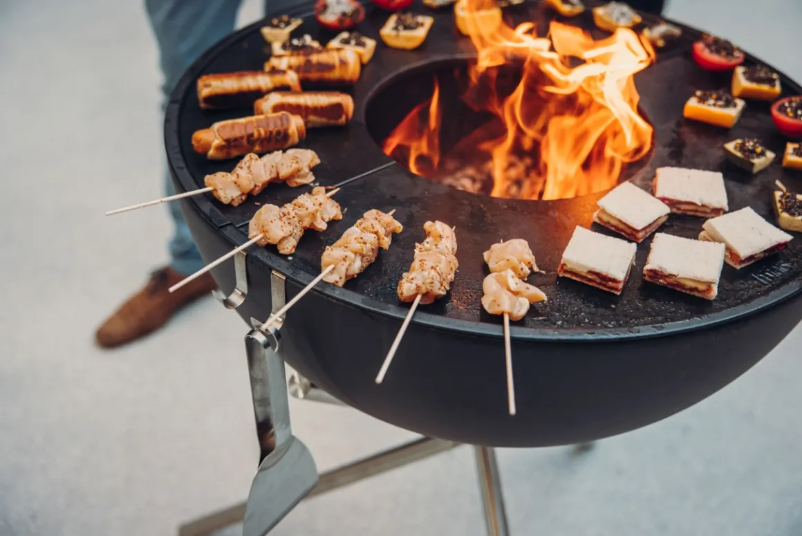 Höfats Bowl 70 Feuerschale Plancha-Grillset mit Dreibein