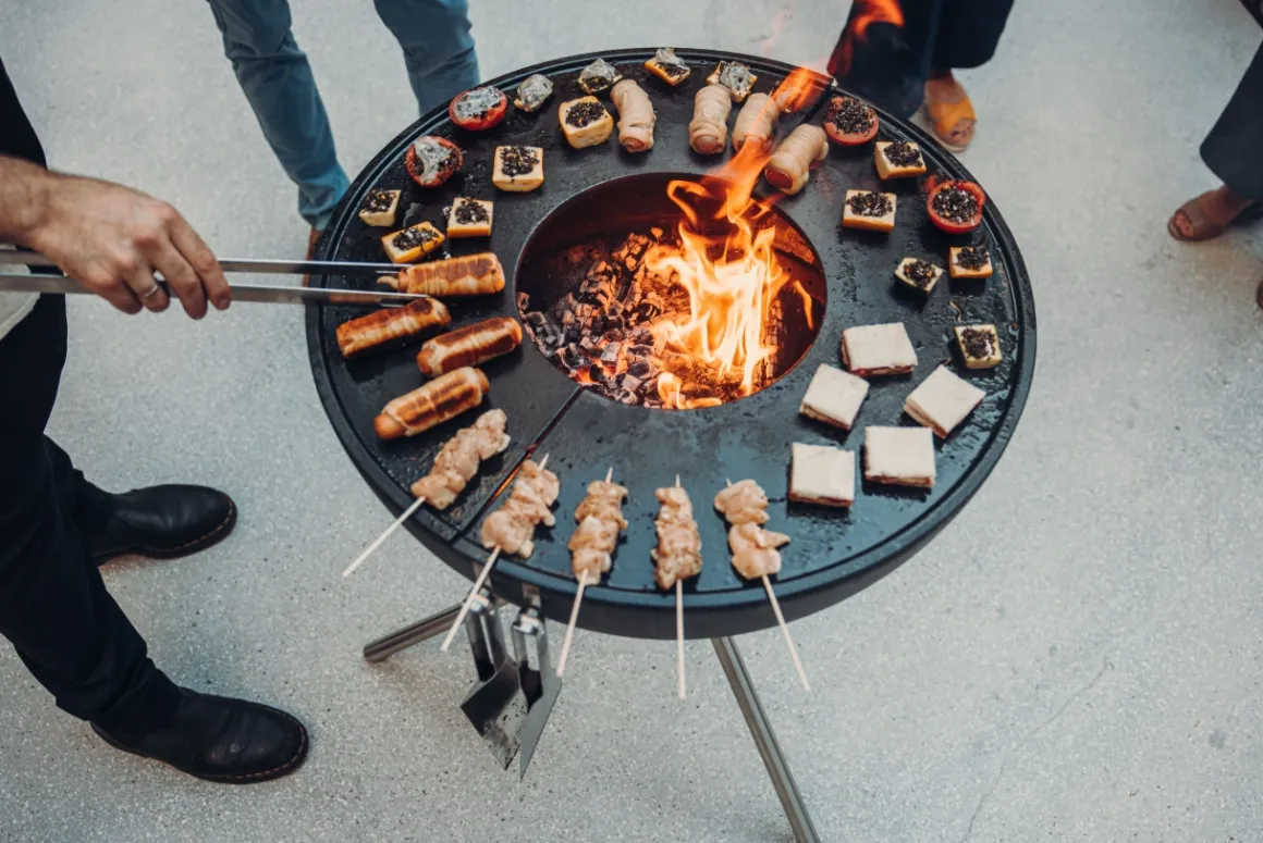 Höfats Bowl 70 Feuerschale Plancha-Grillset mit Dreibein