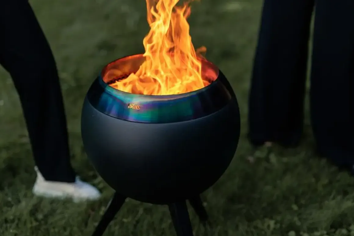 Höfats Moon 45 All Black Feuerschale mit hohem Fuß