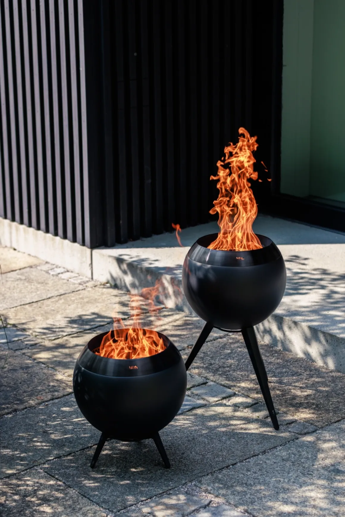 Höfats Moon 45 All Black Feuerschale mit niedrigem Fuß