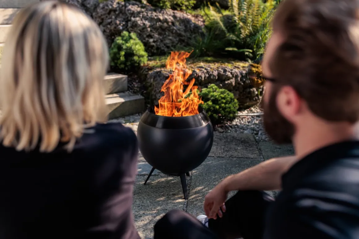 Höfats Moon 45 All Black Feuerschale mit niedrigem Fuß