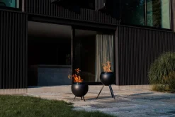 Höfats Moon 45 All Black Feuerschale mit niedrigem Fuß