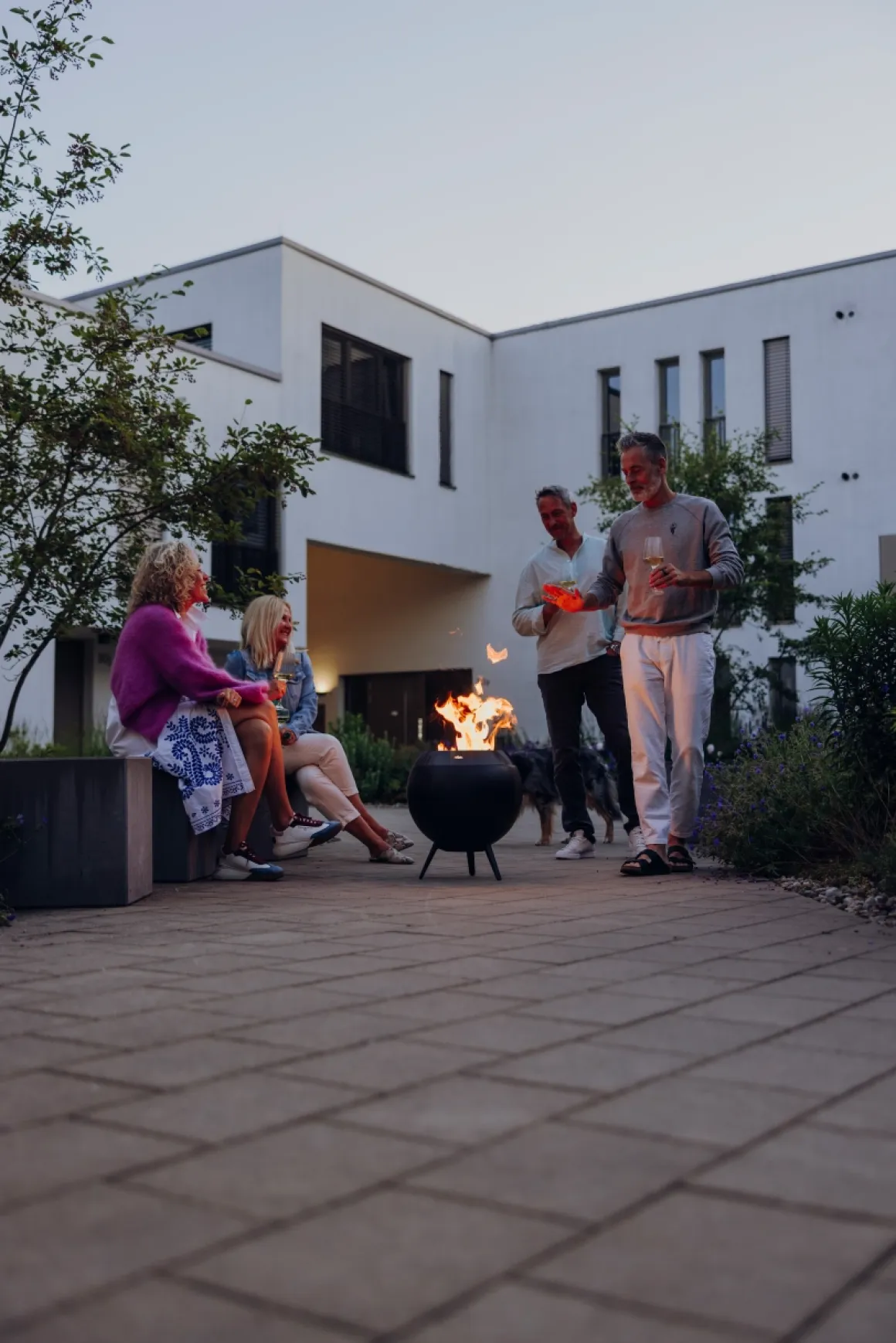 Höfats Moon 45 All Black Feuerschale mit niedrigem Fuß