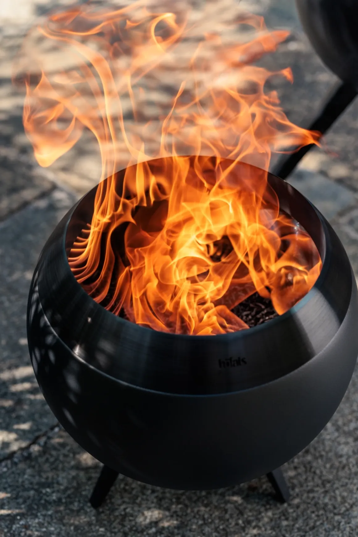 Höfats Moon 45 All Black Feuerschale mit niedrigem Fuß