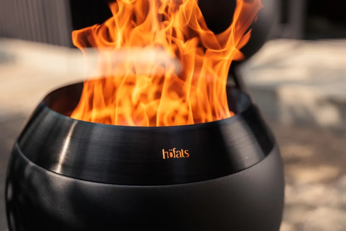 Höfats Moon 45 All Black Feuerschale mit niedrigem Fuß