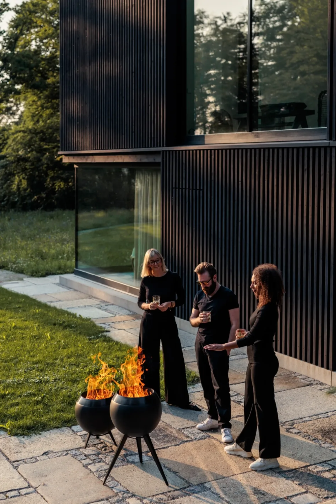 Höfats Moon 45 All Black Feuerschale mit niedrigem Fuß