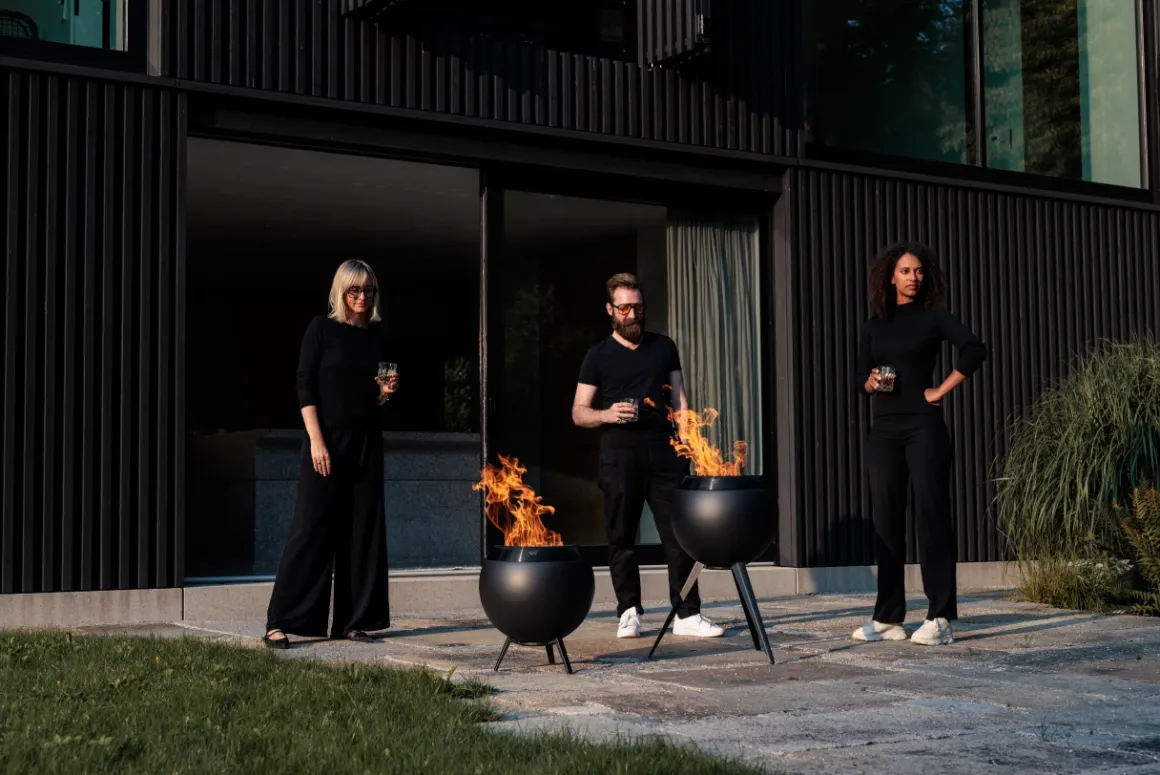Höfats Moon 45 All Black Feuerschale mit niedrigem Fuß