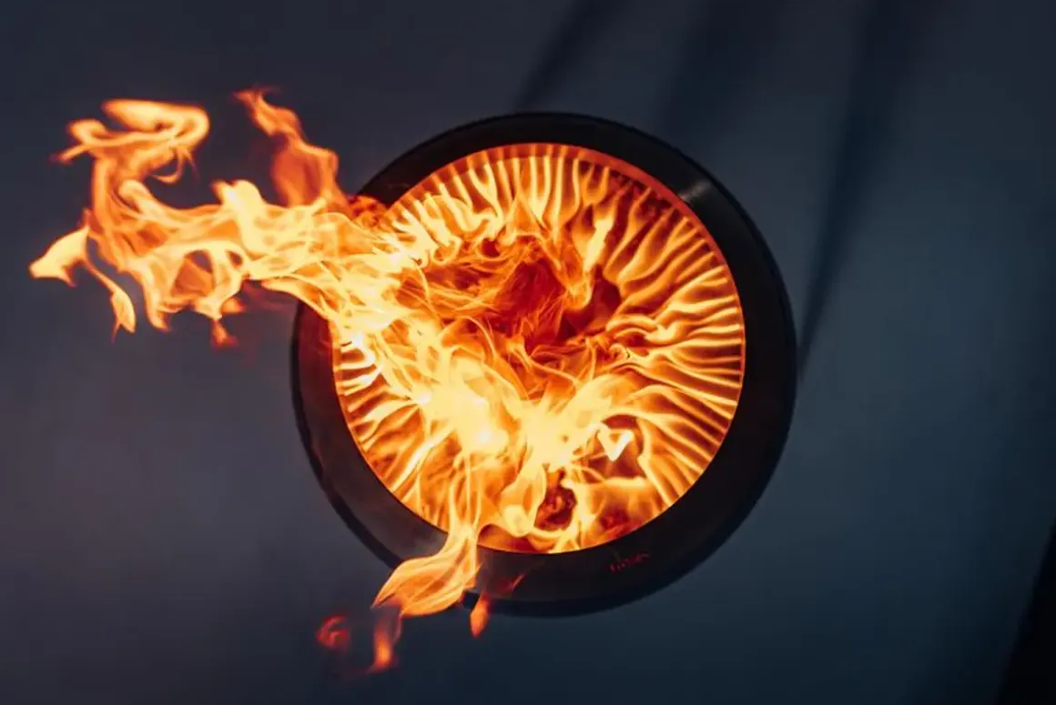 Höfats Moon 45 Feuerschale mit hohem Fuß