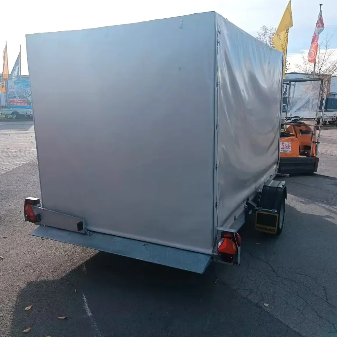 Humbaur Absenker HKT183117 mit Planenaufbau 1800 kg