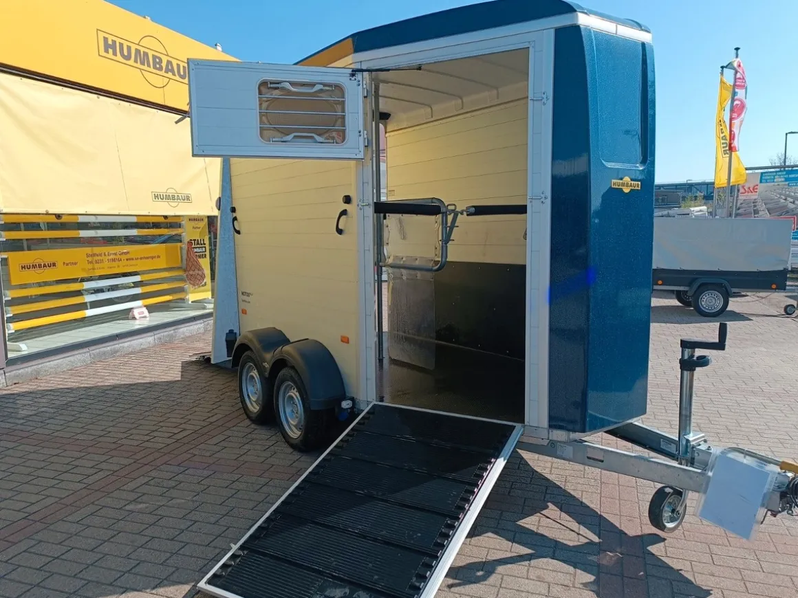 Humbaur Pferdeanhänger Notos-ALU 2400kg inkl. Frontausstieg & dreh/schwenkbare Heckklappe