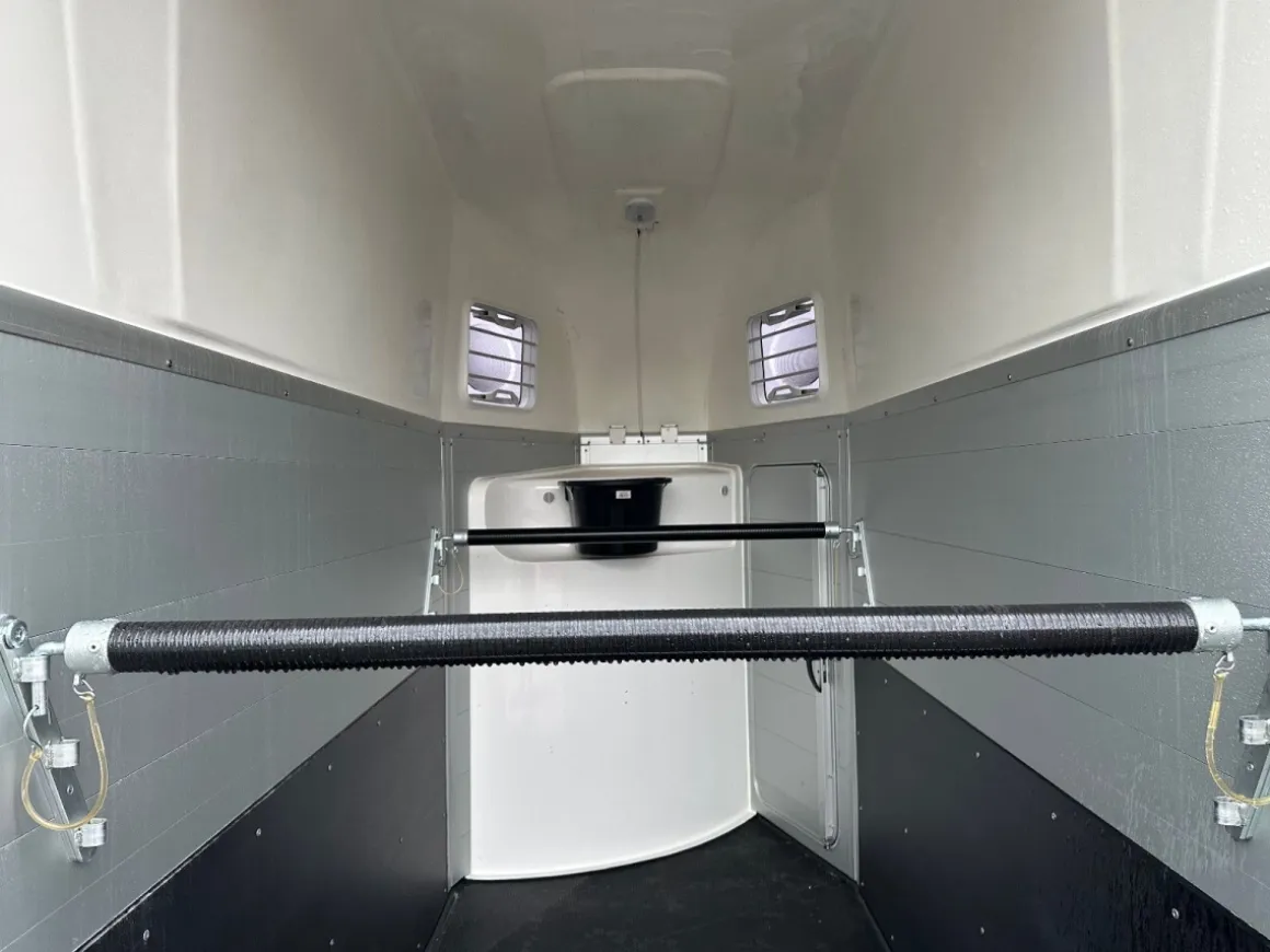 Humbaur Pferdeanhänger Single Alu 1600 kg mit Sattelkammer