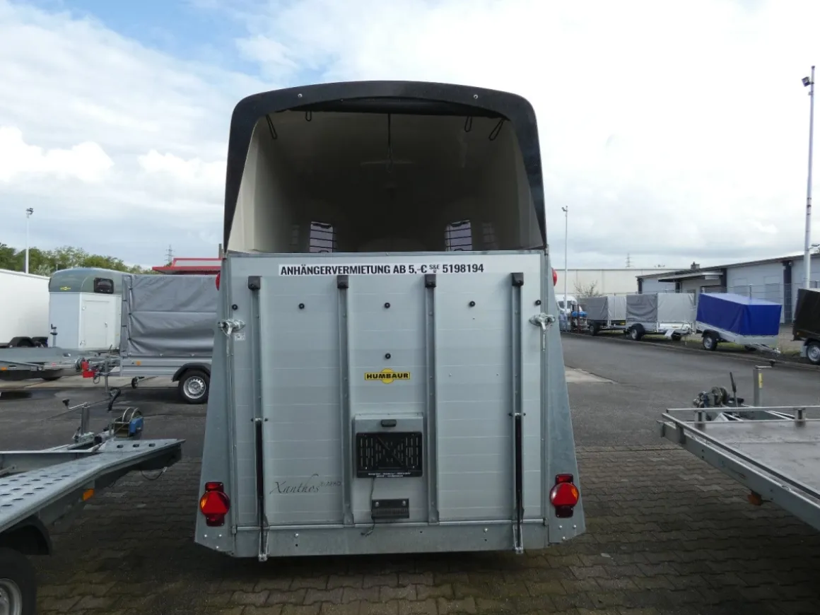 Humbaur Xanthos Pferdeanhänger mit Sattelkammer 2.400 kg gebraucht