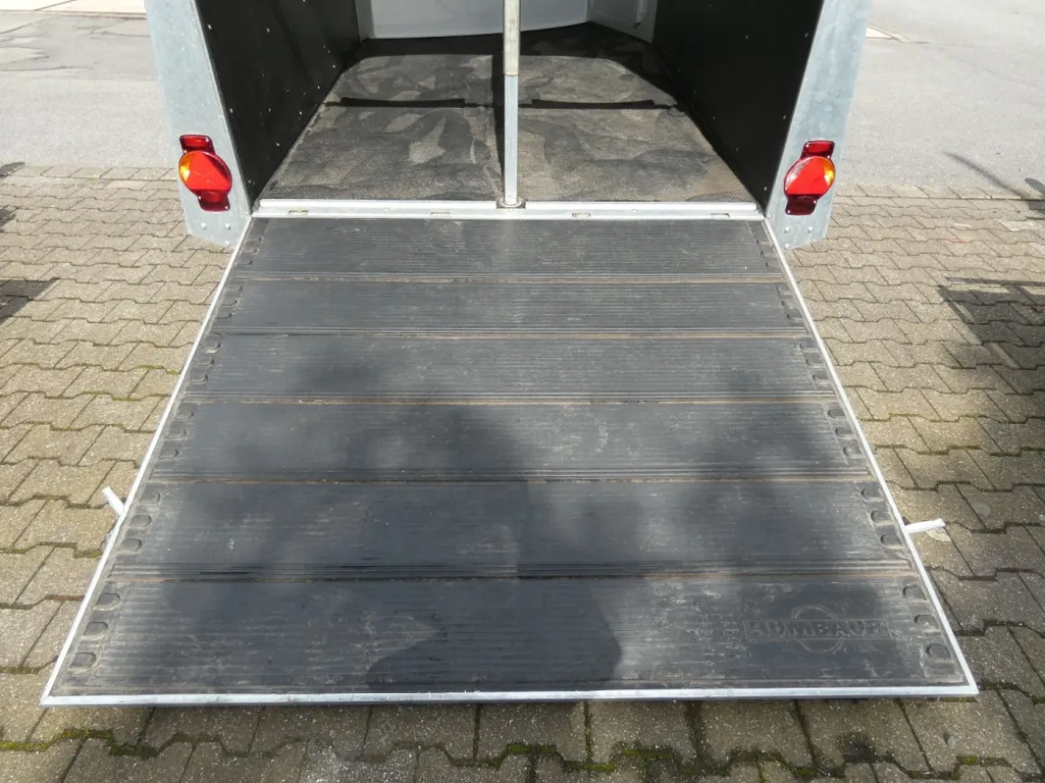 Humbaur Xanthos Pferdeanhänger mit Sattelkammer 2.400 kg gebraucht