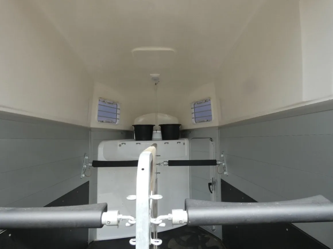 Humbaur Xanthos Pferdeanhänger mit Sattelkammer 2.400 kg gebraucht