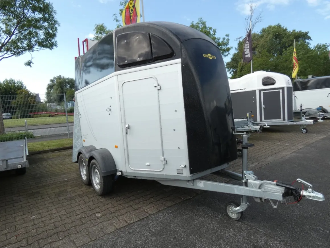 Humbaur Xanthos Pferdeanhänger mit Sattelkammer 2.400 kg gebraucht