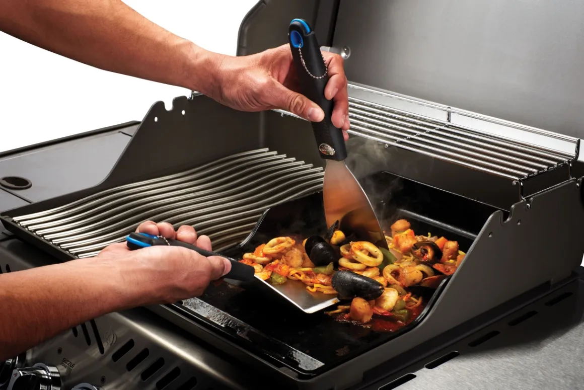 Napoleon Rogue Pro 425 Charcoal inkl. Fullsize Plancha und Tool-Set
