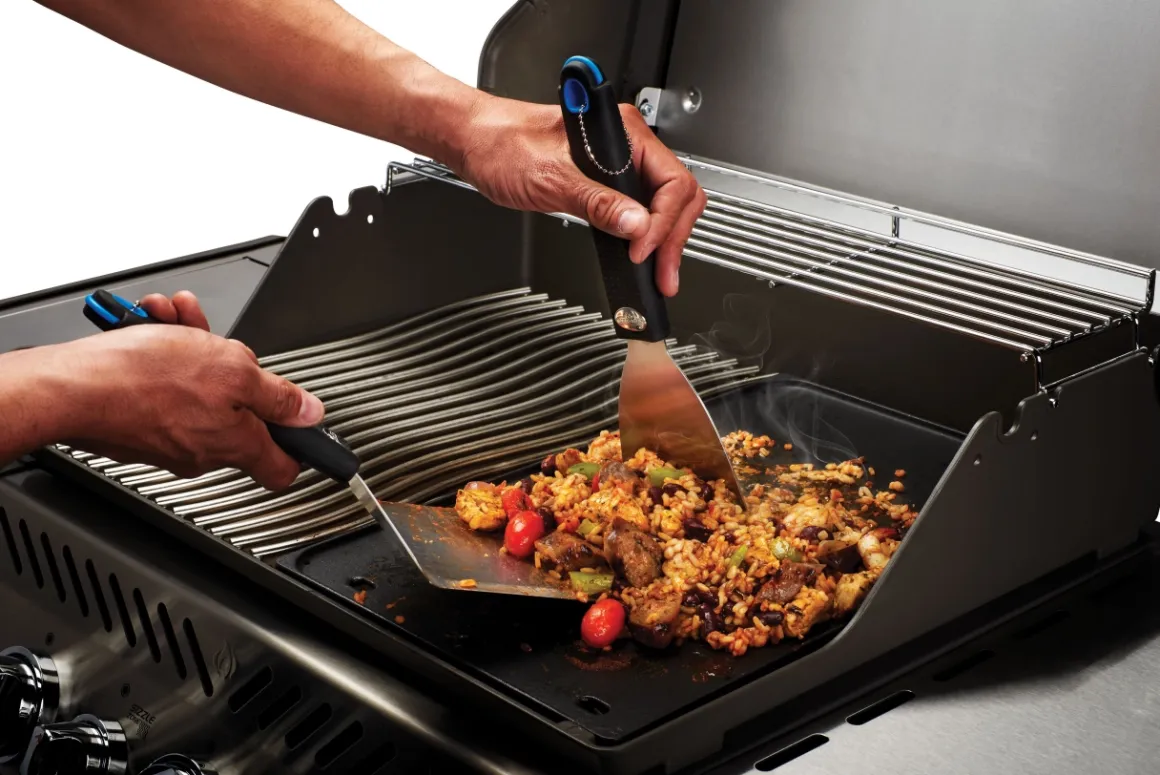 Napoleon Rogue Pro 425 Charcoal inkl. Fullsize Plancha und Tool-Set
