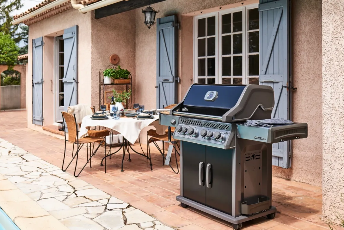 Napoleon Rogue PRO-S 525 mit Gussrosten mit Backburner und Sizzle Zone