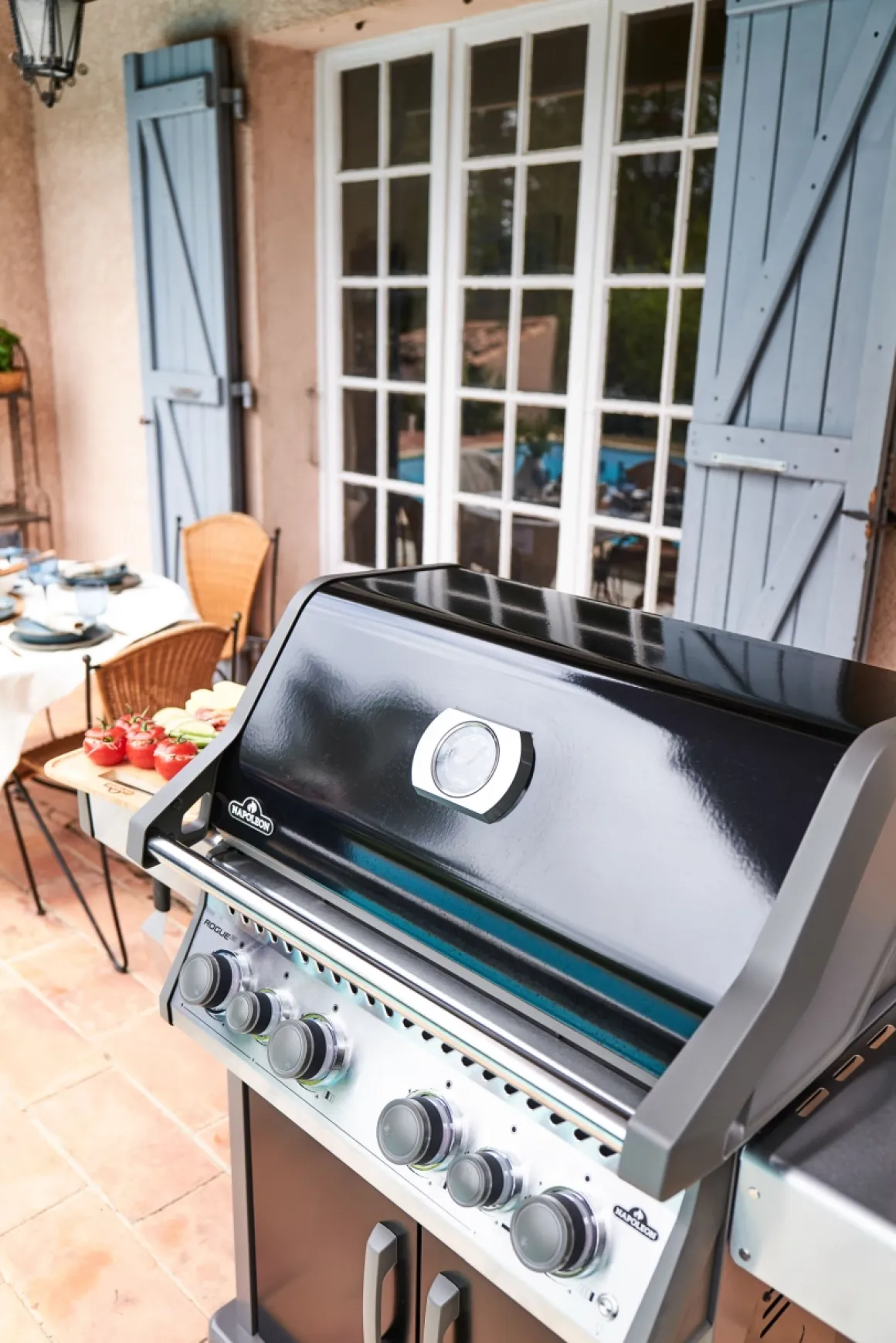 Napoleon Rogue PRO-S 525 mit Gussrosten mit Backburner und Sizzle Zone