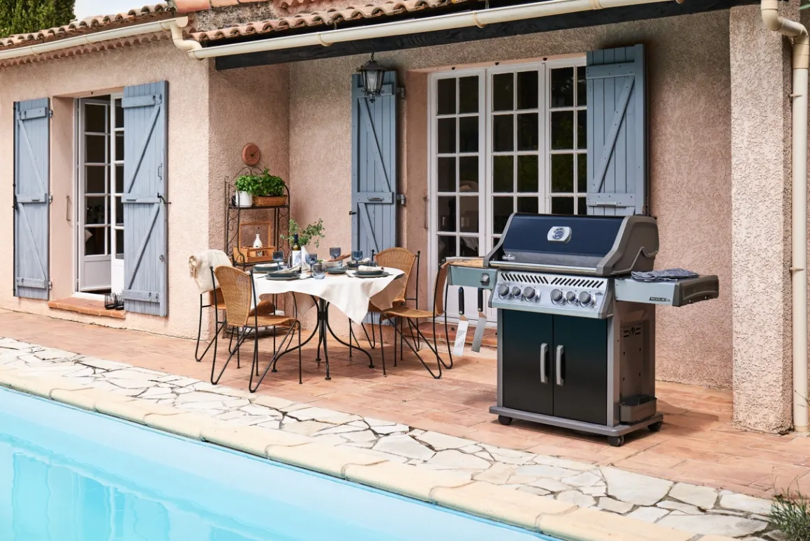 Napoleon Rogue PRO-S 525 mit Gussrosten mit Backburner und Sizzle Zone