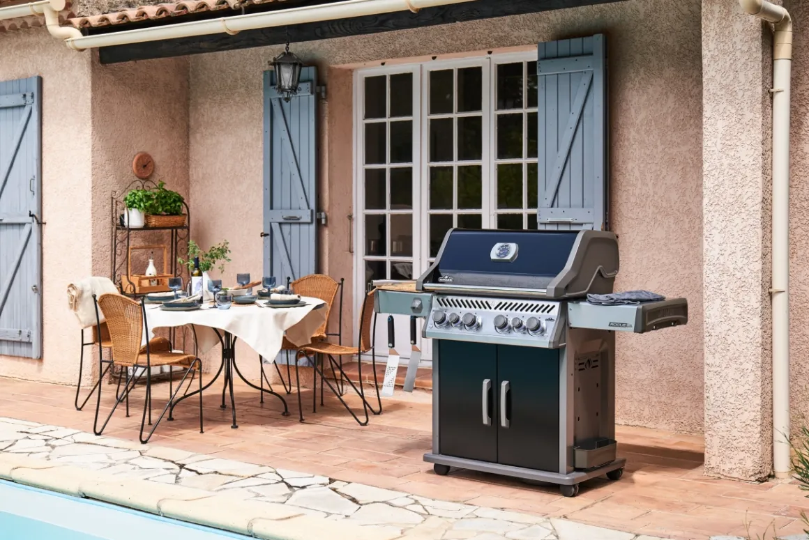 Napoleon Rogue PRO-S 525 mit Gussrosten mit Backburner und Sizzle Zone