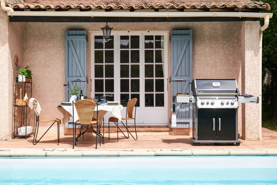 Napoleon Rogue PRO-S 525 mit Gussrosten mit Backburner und Sizzle Zone