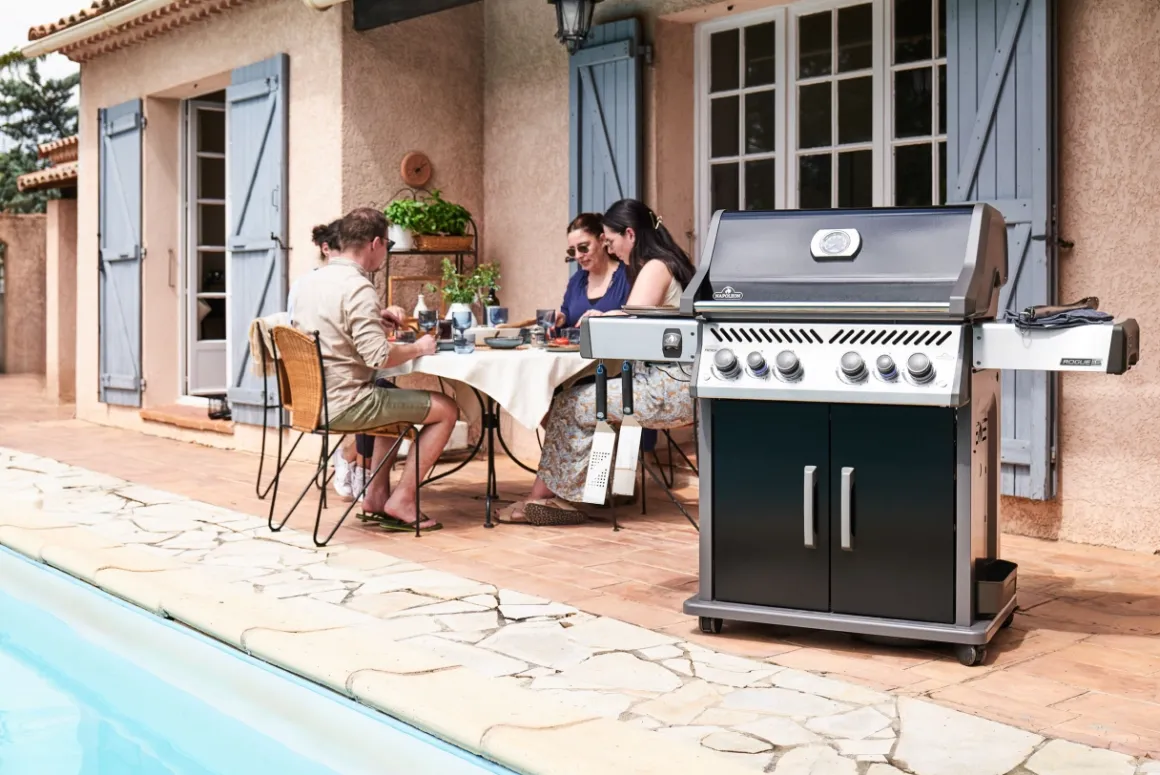 Napoleon Rogue PRO-S 525 mit Gussrosten mit Backburner und Sizzle Zone