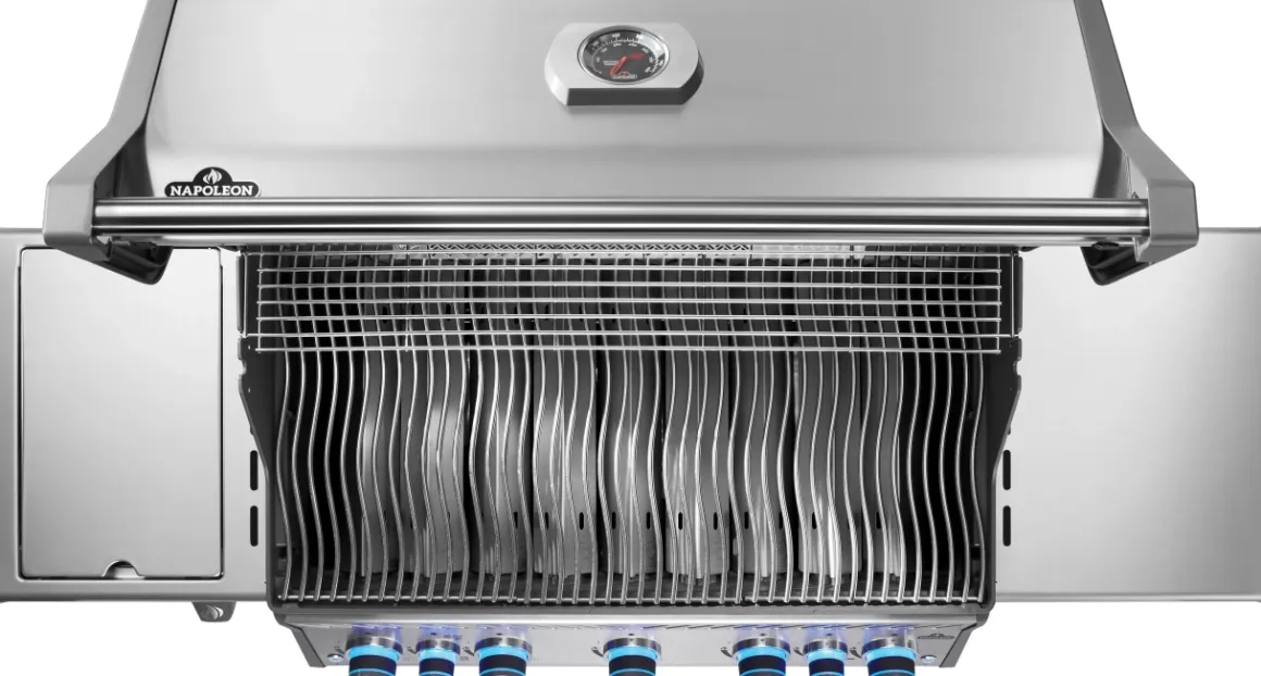 Napoleon Rogue PRO-S 625 mit Infrarot-Seiten (Sizzle Zone)- und Heckbrenner