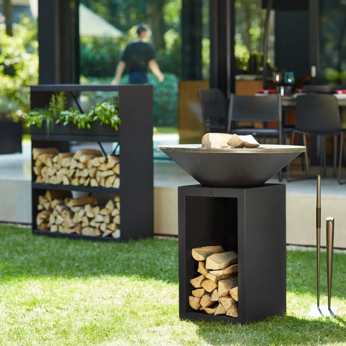 Ofyr Classic Storage Black Feuerplatte 85 mit Holzfach