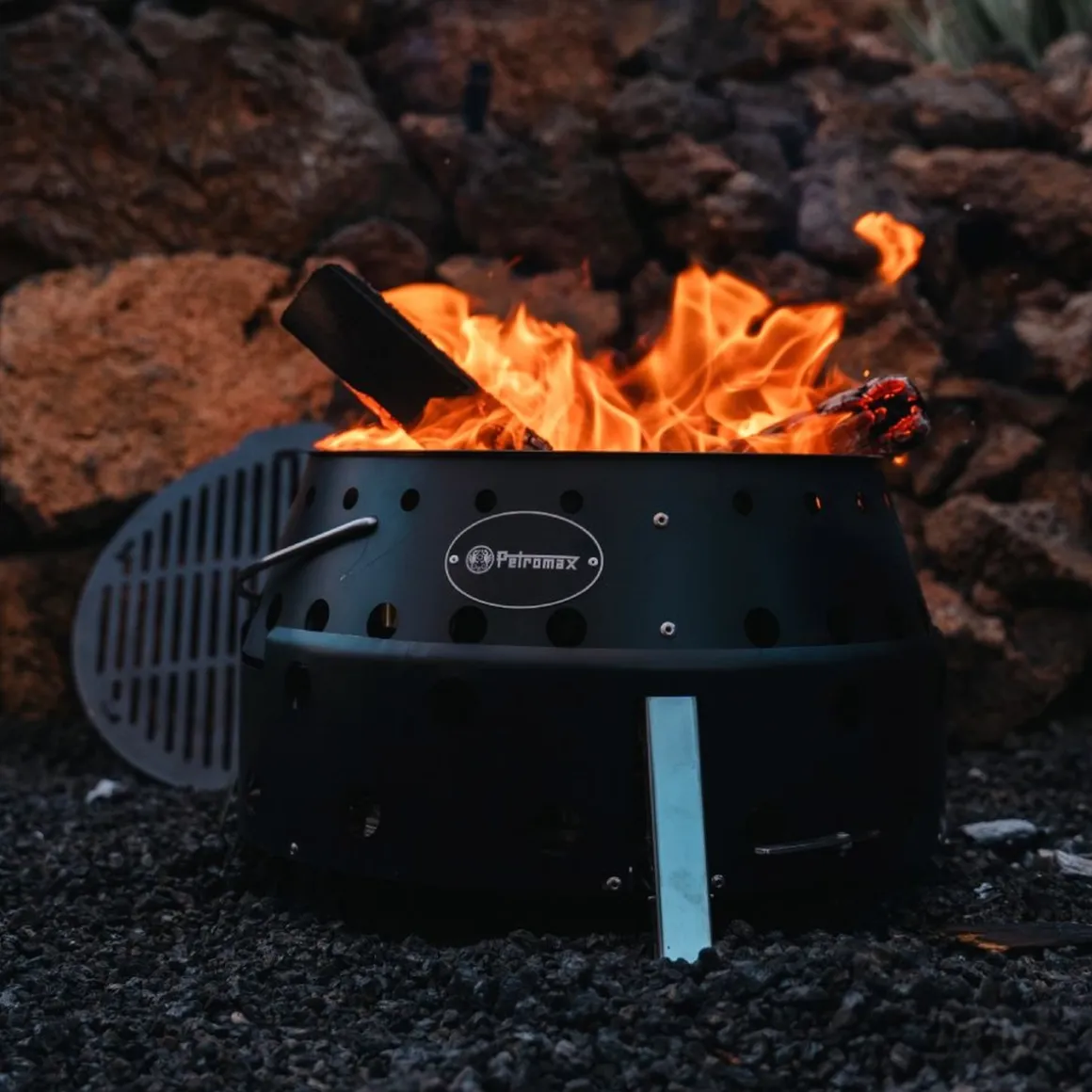 Petromax Atago Black Edition - Mobile Grillstelle & Feuerschale