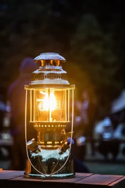 Petromax Starklichtlampe | Petroleumlampe Messing | Gold mit Reflektorschirm