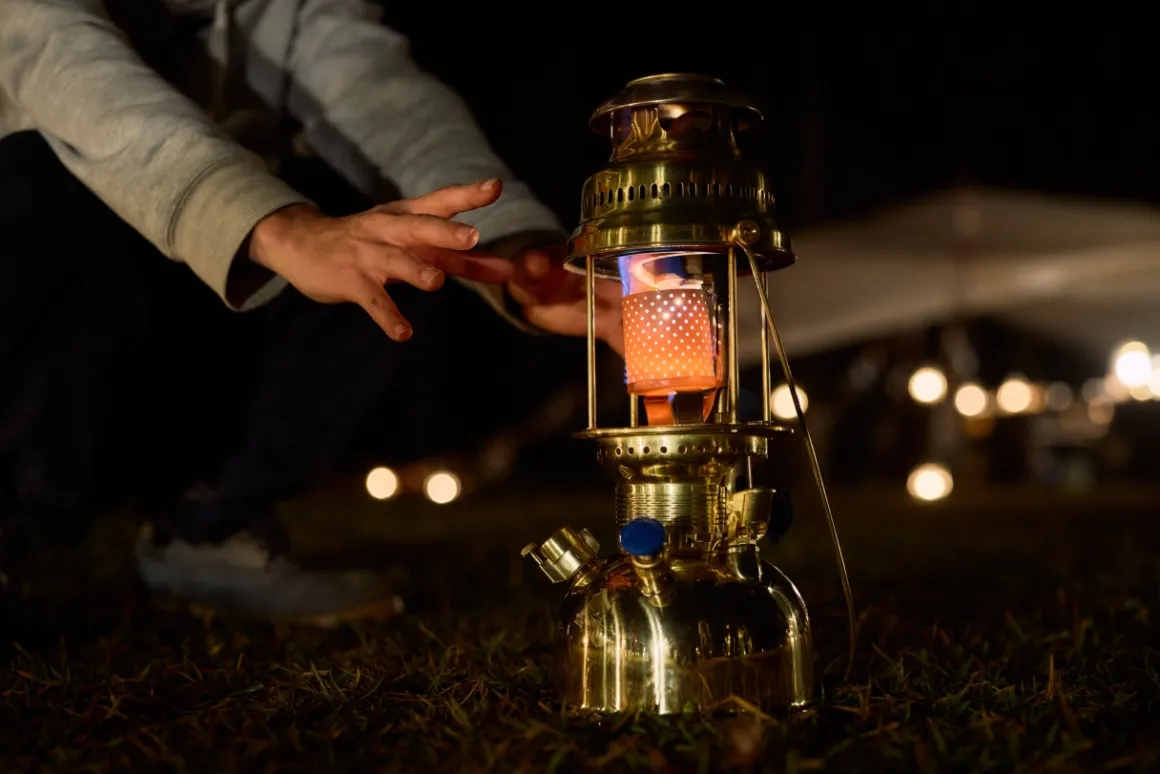 Petromax Starklichtlampe | Petroleumlampe Messing | Gold mit Reflektorschirm