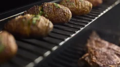Weber Genesis E-330 WR Stealth Edition inklusive Drehspieß