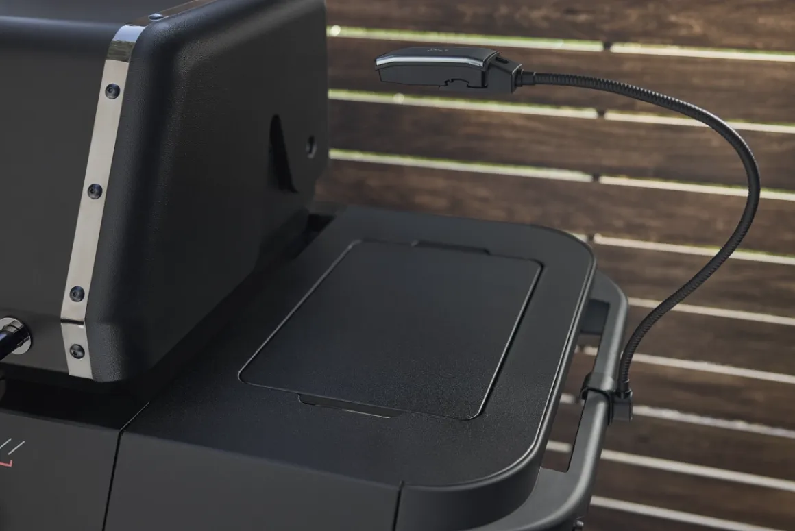 Weber Genesis E-330 WR Stealth Edition inklusive Drehspieß