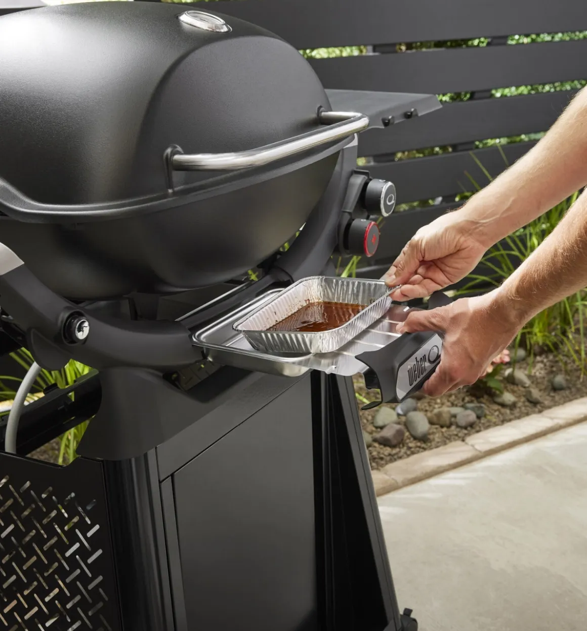 Weber Q3200N+ Gasgrill mit Premium-Rollwagen