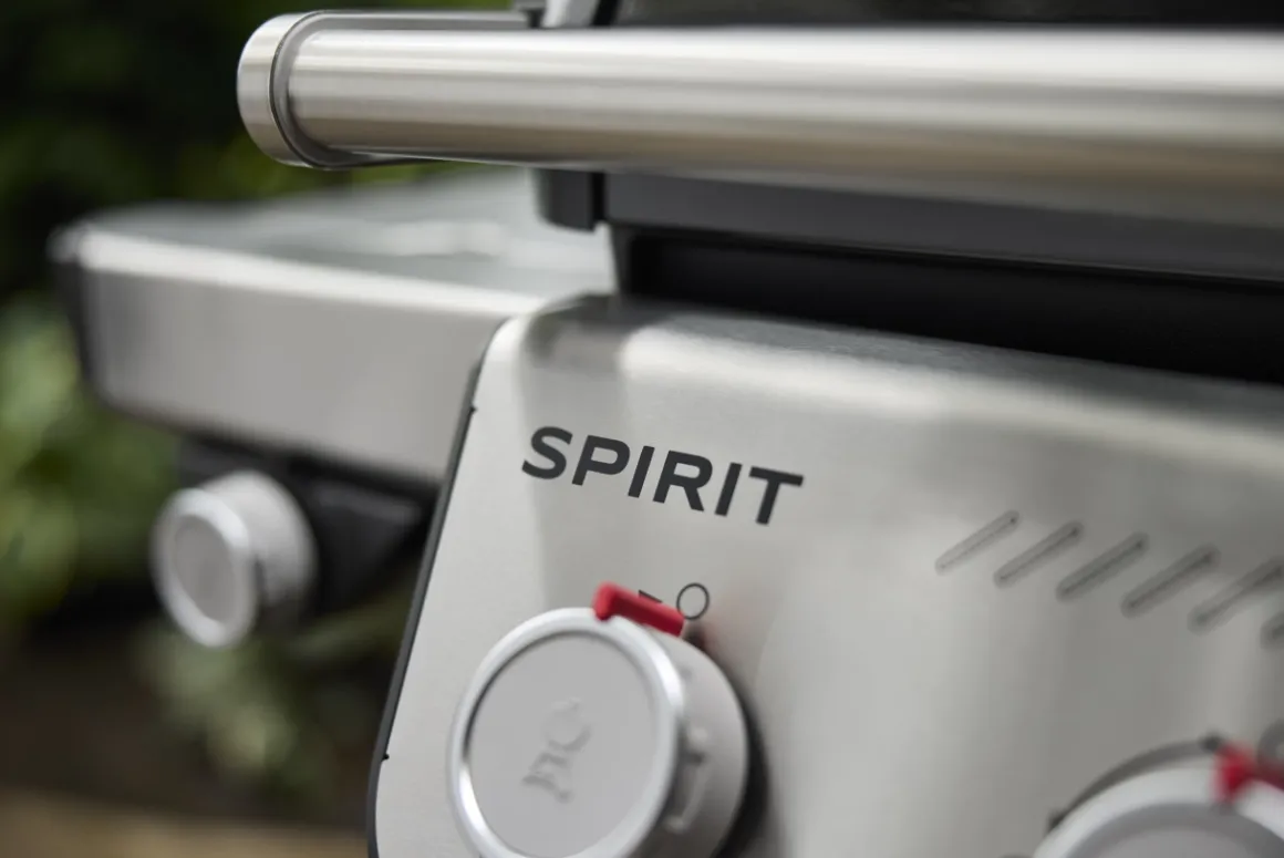 Weber Spirit E-335 Gasgrill mit 2 Sear Zones