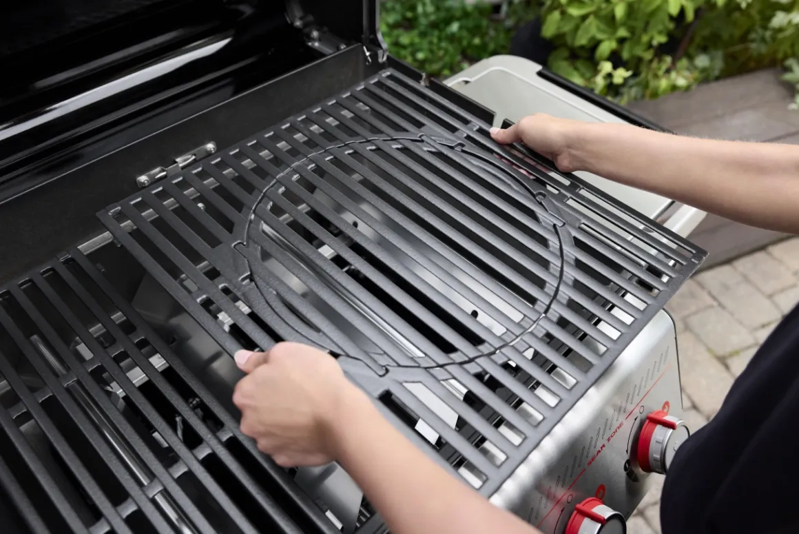 Weber Spirit SP-435 GBS Gasgrill mit Seitenkocher und 2 Sear Zones