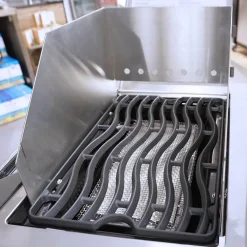Windschutz für Napoleon und Broil King 800 Grad Seitenkocher | Sizzle Zone (groß) mit Spießauflage