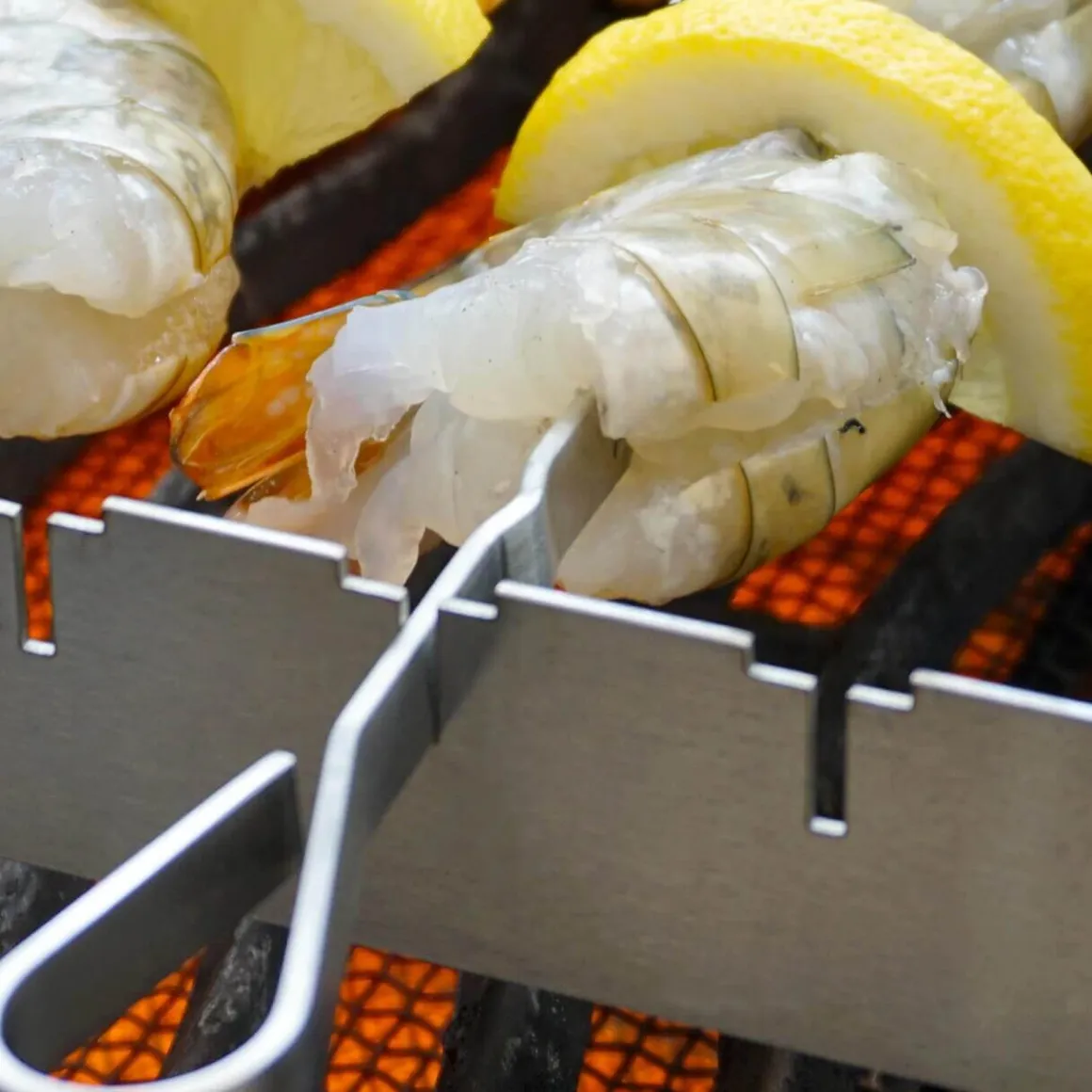 Windschutz für Napoleon und Broil King 800 Grad Seitenkocher | Sizzle Zone (groß) mit Spießauflage