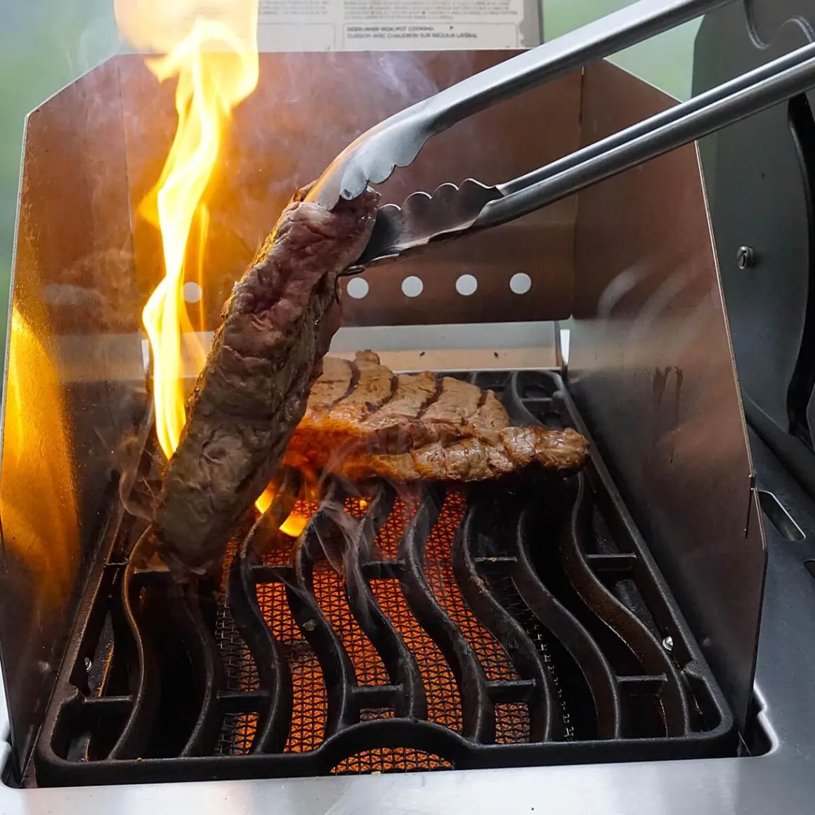 Windschutz für Napoleon und Broil King 800 Grad Seitenkocher | Sizzle Zone (groß) mit Spießauflage