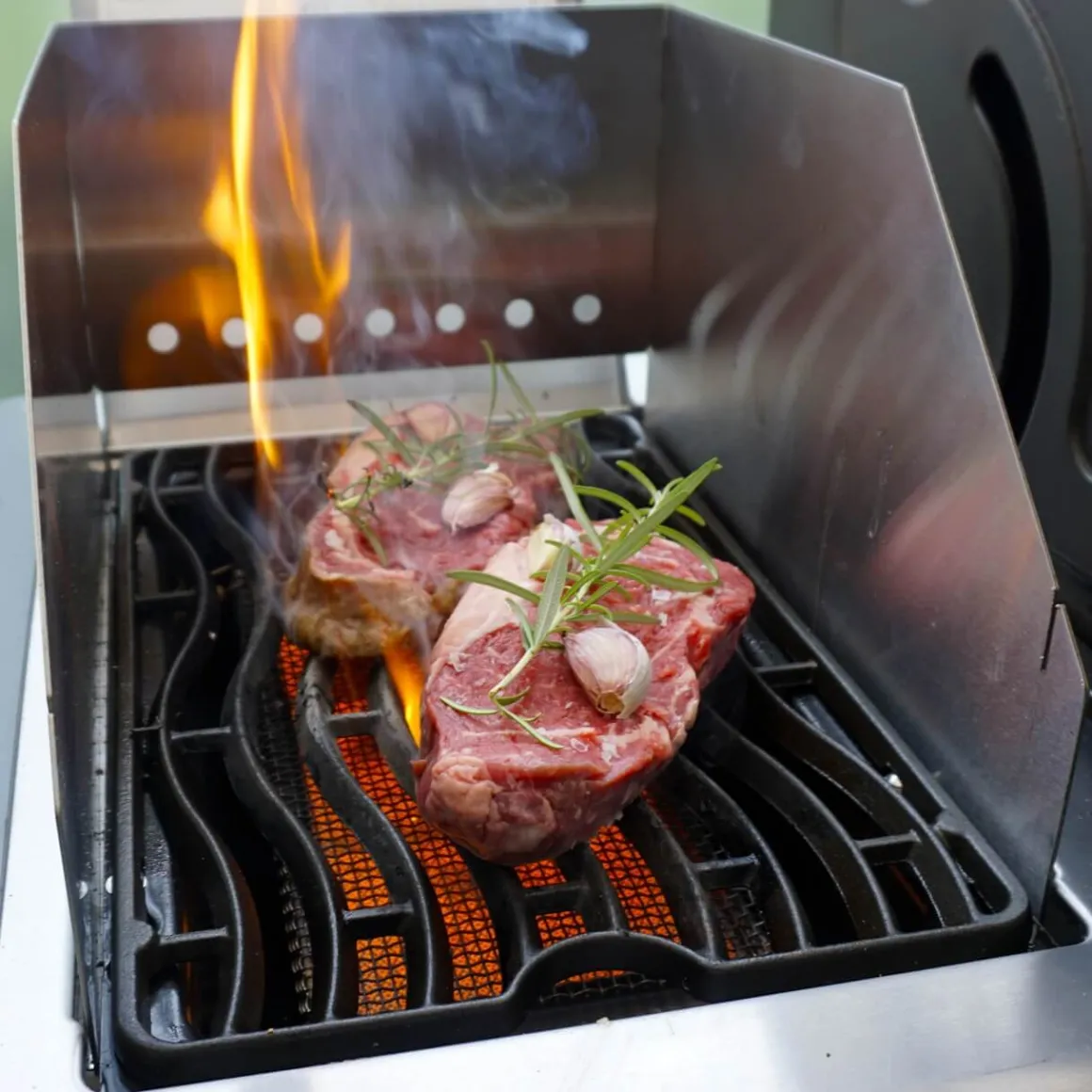Windschutz für Napoleon und Broil King 800 Grad Seitenkocher | Sizzle Zone (groß) mit Spießauflage