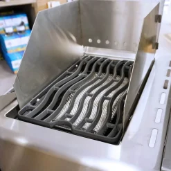 Windschutz für Napoleon und Broil King 800 Grad Seitenkocher | Sizzle Zone (groß) mit Spießauflage